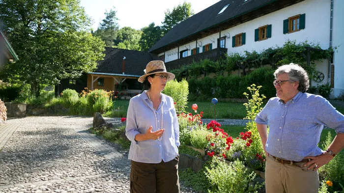 Iris Vermillion und ihr Mann, der Architekt Johannes-Axel Justin im Innenhof ihres Anwesens.