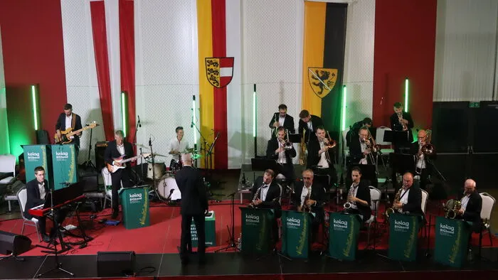 Am Freitagabend erfüllte die Kelag Big Band lautstark das Haus der Musik in St. Stefan mit bekannten Liedern der vergangenen 100 Jahre.