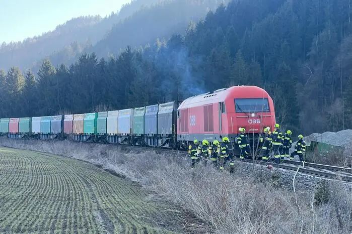Der Zug war Richtung Pöls unterwegs und musste anhalten, nachdem Rauch aus dem Motorraum der Diesellok drang.