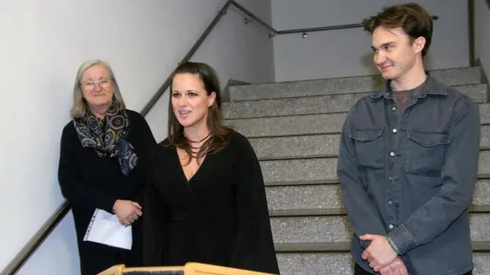 Bei der Vernissage am vergangenen Freitag begrüßte Marie Luise Scheer die zahlreichen Besucher, über Künstler Lukas Altrichter und dessen Werk sprach seine Zeichenlehrerin Kerstin Sajko. „Die Kunst von Lukas ist etwas Einzigartiges, sein Farbempfinden ist großartig. Gerade in der heutigen Zeit brauchen wir Menschen, die uns schöne Dinge geben, und das ist die Kunst von Lukas“, so die Pädagogin. 