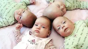 Die Vierlinge Raphael, Moritz, Leonie und Luca im Jahr 2006 (Archivbild)