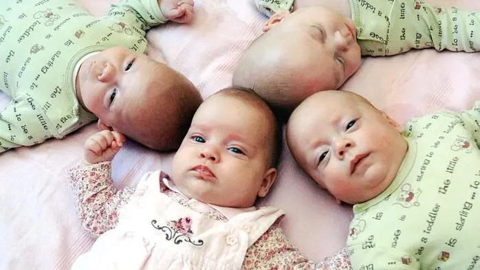 Die Vierlinge Raphael, Moritz, Leonie und Luca im Jahr 2006 (Archivbild)
