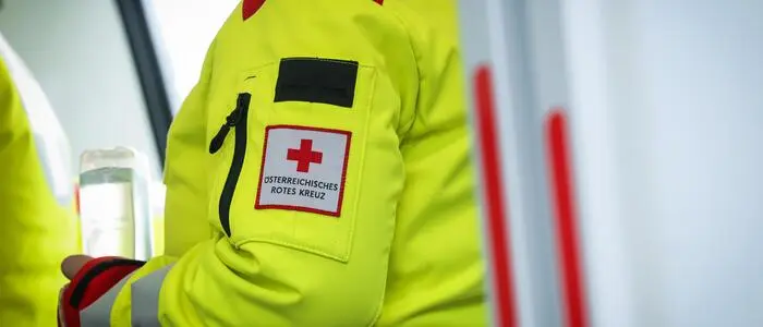 Man sieht einen Rettungssanitäter von der Seite
