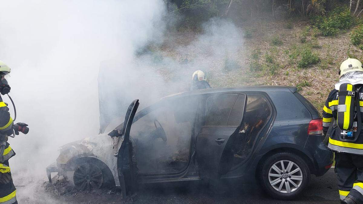 Ein Fahrzeug geriet auf der A2 in Brand