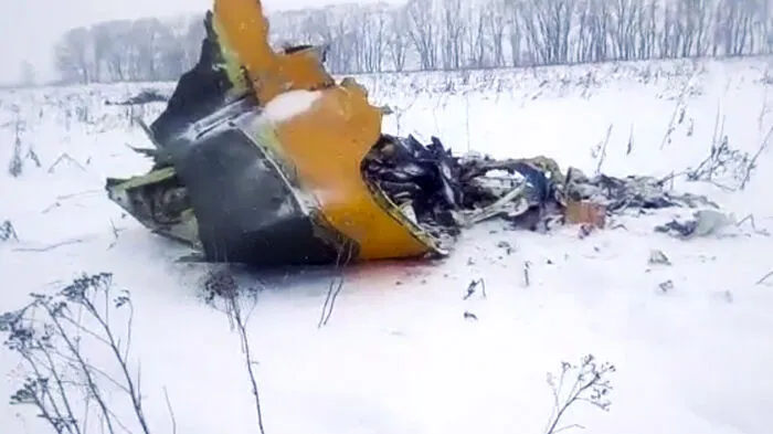 Nach dem Absturz eines russischen Passagierflugzeugs mit 71 Menschen an Bord in der Nähe von Moskau gehen die Arbeiten zur Bergung der Toten bei Eis und Schnee weiter.