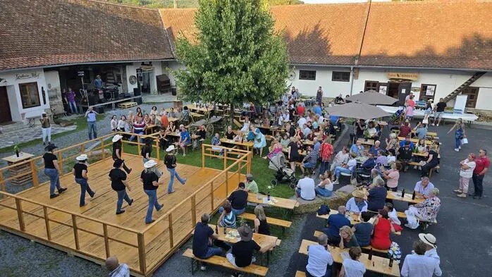 Gesungen, getanzt und viel gelacht wurde am vergangenen Samstag am Trummerhof in Floing. Dort fand das Countryfest statt, mit einer bunten Mischung aus Schlager, Austro Pop und natürlich Country Musik.