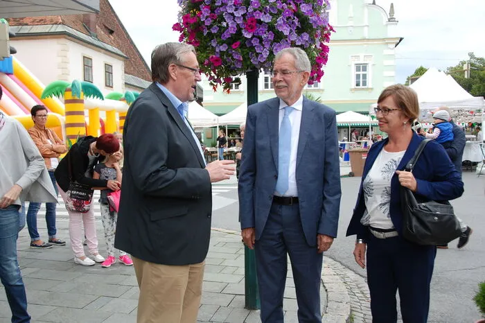 Bürgermeister und Gastgeber Ernst Meixner wagte auch einen Plausch mit Van der Bellen, ...