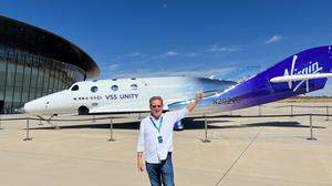 Österreichs erster Weltraumtourist | Franz Haider vor der „VSS Unity“, die ihn Ende Jänner 2024 ins All bringen soll