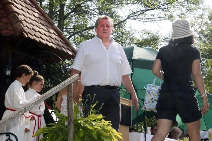 ...sowie Bürgermeister Josef Kapper luden zu kostenlosen Kräuter- und Hexengartenführungen ein. 