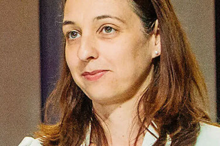 Familienministerin: Die Grazer Juristin Ines Stilling ist seit 2012 Sektionsleiterin für Frauen und Gleichstellung im Bundeskanzleramt. Sie gilt als Favoritin für die Position der Frauenministerin. Die 42-Jährige studierte laut Wikipedia Rechtswissenschaften an der Karl-Franzens-Universität Graz, wo sie ihr Studium mit der Sponsion zur Magistra abschloss. Neben der Ausbildung war sie beim Magistrat der Stadt Graz beschäftigt, bei Siemens AG Österreich, bei der Bezirkshauptmannschaft Graz-Umgebung und der Wirtschaftsprüfungskanzlei Todt &amp; Partner. Stilling gilt als SPÖ-nahe.