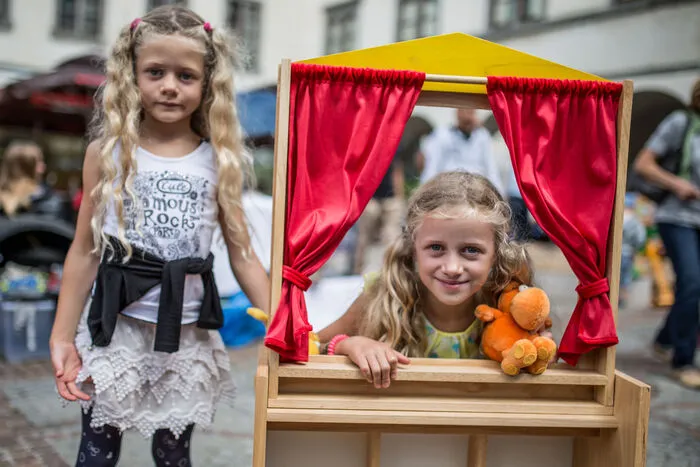 Alles Flohmarkt | Diese beiden Mädchen lassen sich vom vielfältigen Angebot am Flohmarkt sichtlich verzaubern.