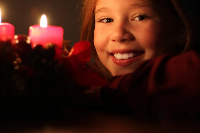 Die zweite Kerze am Adventkranz wird entzündet. Mangedenkt auch der heiligen Barbara. Wer an dem Tag einen Zweig (Kirsche) abschneidet und einfrischt, kann zu Weihnachten auf Blüten hoffen. Die Form des Adventkranzes ist ein besonders wichtiges Symbol: Der runde Kreis steht hier symbolisch für die Ewigkeit.