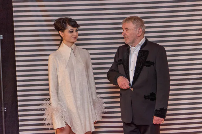 Regisseurin Kurdwin Ayub ("Sonne") mit Branko Samarovski, der ihr sogleich ein Kompliment für ihr selbstbewusstes Auftreten machte