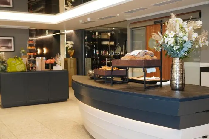 Rund fünf Millionen Euro wurden in die Neugestaltung des Erdgeschoßes, samt allen Räumlichkeiten wie Küche, Restaurant, Lobby, Terrasse, Bar und Rezeption investiert
