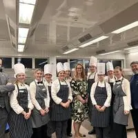 Die Schülerinnen und Schüler der 4BT luden gemeinsam mit Fachvorstand Raimund Stani (ganz links), Direktorin Birgit Pipp (Mitte) und dem Spitzenkoch Gottfried Bachler (ganz rechts) zum Dinner ein
