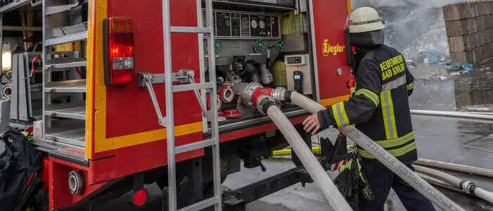 Feuerwehrmann bei Feuerwehrauto