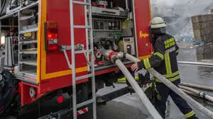 Feuerwehrmann bei Feuerwehrauto