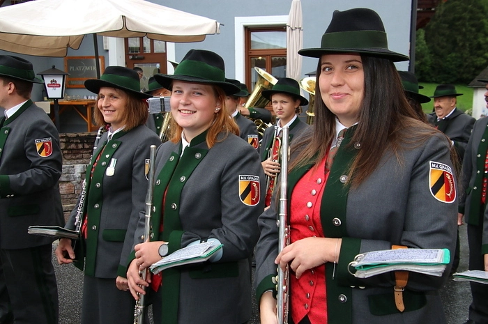 Für die zünftige musikalische Kirtag-Stimmung sorgten die „Huafschneida“.