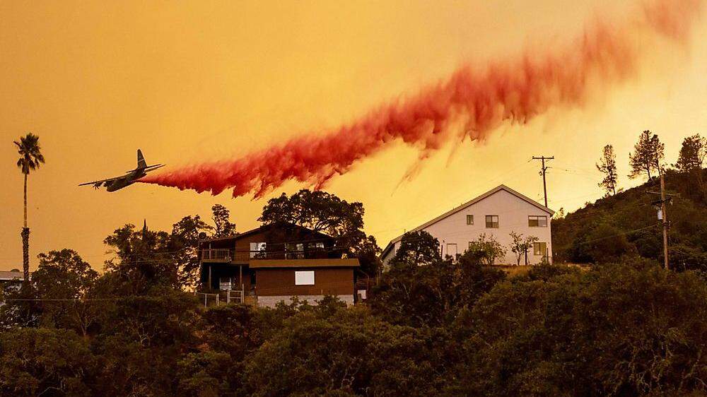 Ein Flugzeug versprüht Brandschutz in Napa, Kalifornien