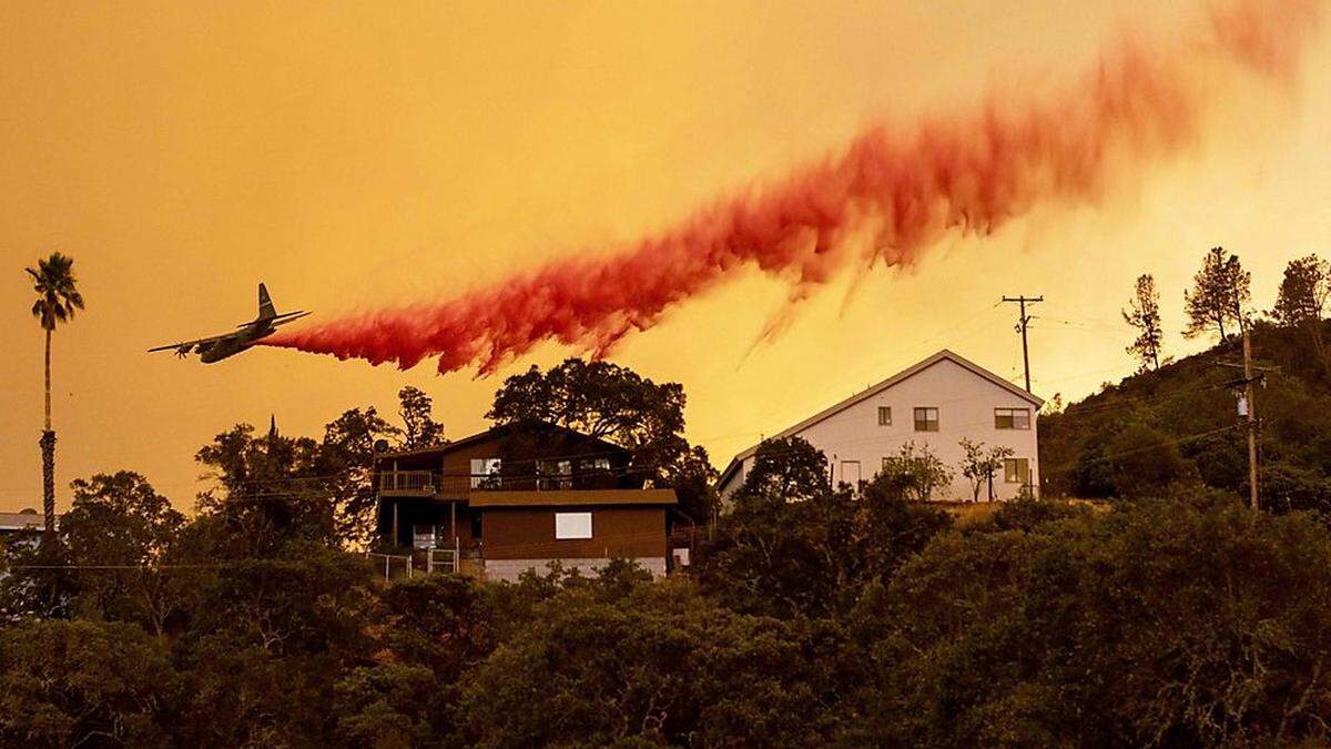 Ein Flugzeug versprüht Brandschutz in Napa, Kalifornien