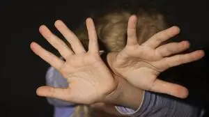 Kind streckt Hände abwehrend in die Höhe. | 62-Jähriger in Klagenfurt wegen sexuellen Missbrauchs Unmündiger verurteilt (Symbolfoto)