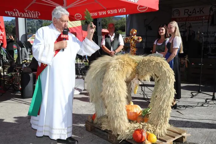 Die Erntedankkrone der Landjugend wurde von Diakon Wolfgang Putzinger gesegnet!