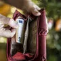 Das Geld wird unbemerkt aus der Brieftasche gezogen