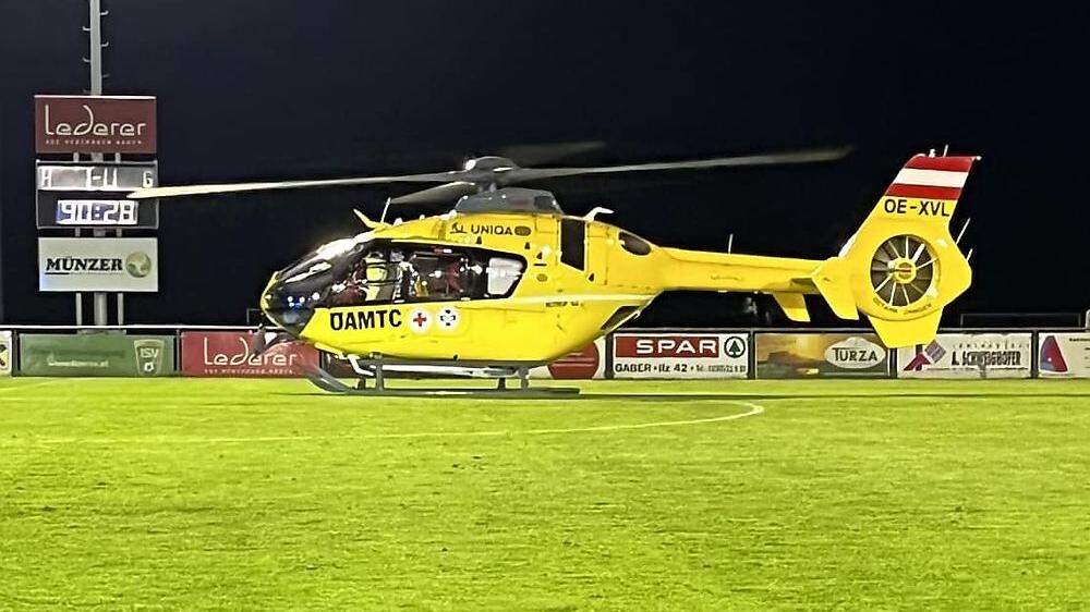 Der Hubschrauber landete auf dem Ilzer Fußballplatz
