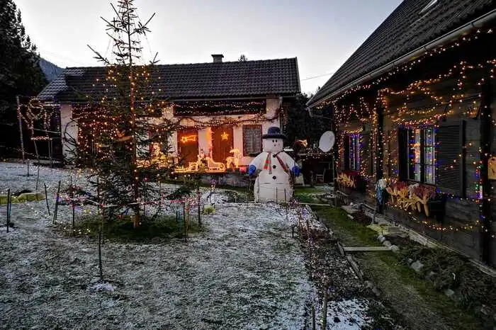 Vorbei ging es unter anderem am weihnachtlich beleuchteten Haus von Siegfried Kleinsasser.