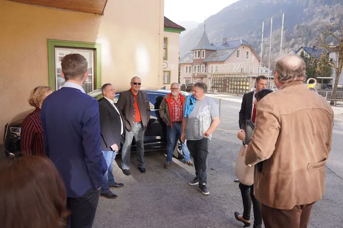 Vor dem Saal finden sich die ersten Gemeindevertreter ein