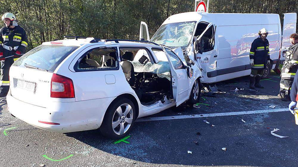 Zwei Autos stießen frontal zusammen: Vier Schwerverletzte