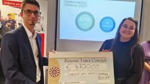 Scheckübergabe an Jugend am Werk. Im Bild: „Round Table“-Präsident Patrick Gaicher und Petra Hartinger (Projektleiterin von „AusbildungsFit“ bei Jugend am Werk)