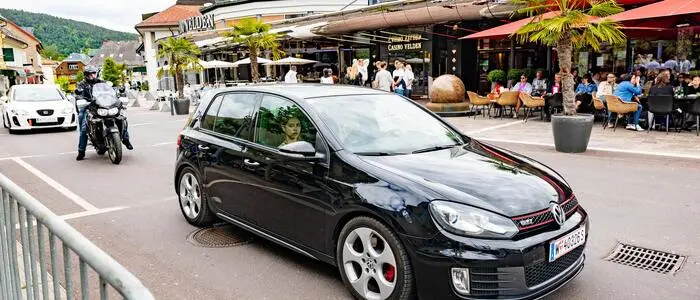 Besonders vor dem Casino Velden ließ man sich immer wieder zu lauten Fehlzündungen hinreißen (Symbolfoto)