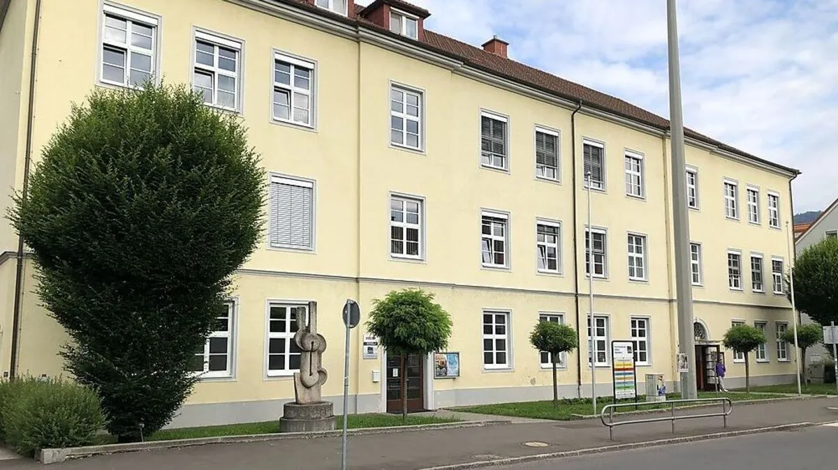 Poly (links) und Volksschule (rechts) werden geschlossen