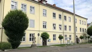 Poly (links) und Volksschule (rechts) werden geschlossen, um Platz für die FH zu machen