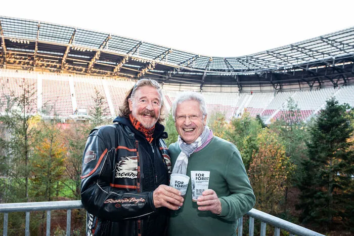 Gastronom Ernst Jammer: Eine tolle Sache über die das ganze Land spricht. 90 Prozent der Menschen, die hier waren, gehen mit einem positiven Gefühl hinaus. Sänger Richi DiBernardo: Ich bin mir sicher, dass man noch einen guten Platz für den Wald finden wird.