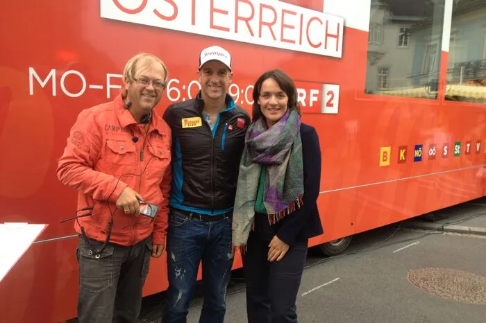 Die Moderatorin Eva Pölzl (r.) durfte unter anderem Ex-Biathlet Christoph Sumann, mehrfacher Medaillengewinner bei Weltmeisterschaften und Olympischen Spielen, begrüßen. Auch der beliebte ORF-Steiermark-Moderator Erich Fuchs war im Einsatz.