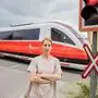 Die Anrainer der Sonnwendgasse (am Bild Karoline Dertschei) wollen, dass die Bahnüberquerung in ihrer Straße geschlossen wird