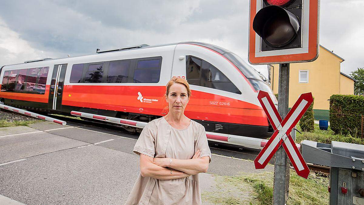 Die Anrainer der Sonnwendgasse (am Bild Karoline Dertschei) wollen, dass die Bahnüberquerung in ihrer Straße geschlossen wird