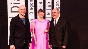 Lukas Miko (links) erhielt den Großen Diagonale Schauspielpreis vom neuen Intendanten-Duo Claudia Slanar und Dominik Kamalzadeh