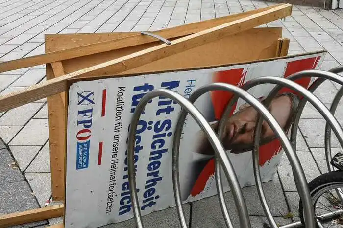 In der Innenstadt wurden Werbeplakate umgeschmissen.
