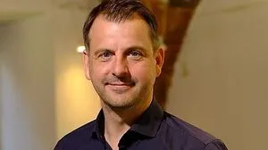 Sascha Auer in seinem Büro, das er 2003 übernommen hat