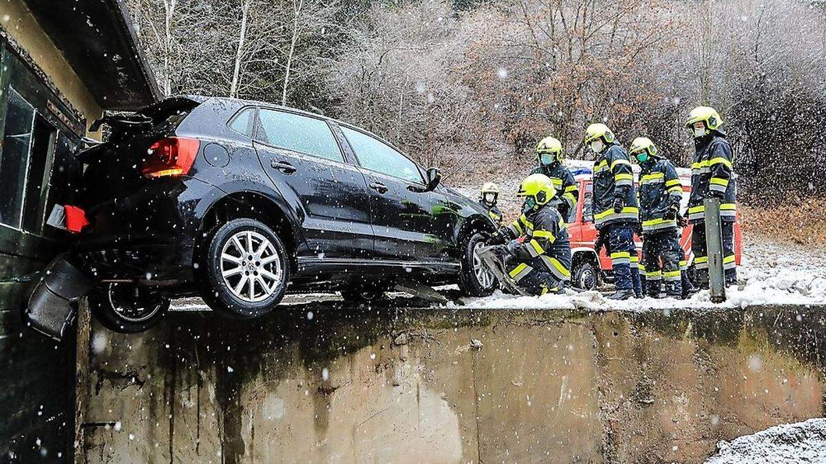 Das Fahrzeug war in eine Mauer gekracht und drehte sich dabei um die eigene Achse