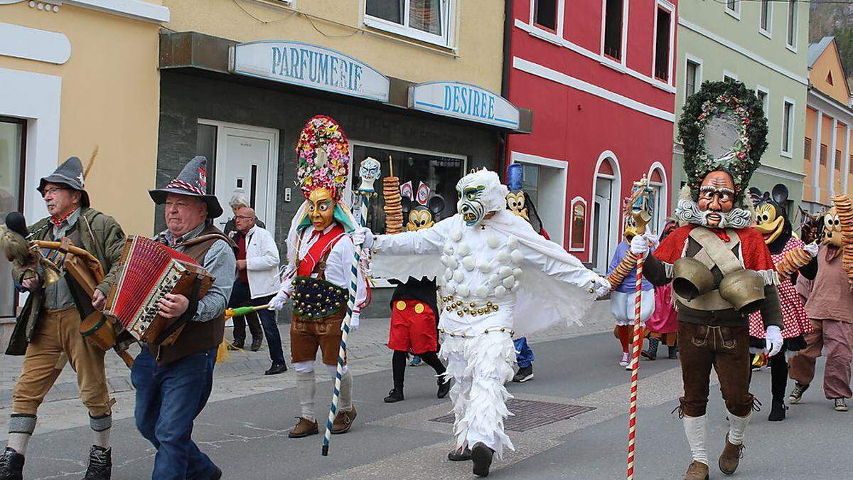 In der Mitte der Winter (weiß), links der Frühling (mit den Blumen auf dem Kopf), rechts der Vorläufer (mit den Glocken vorne)