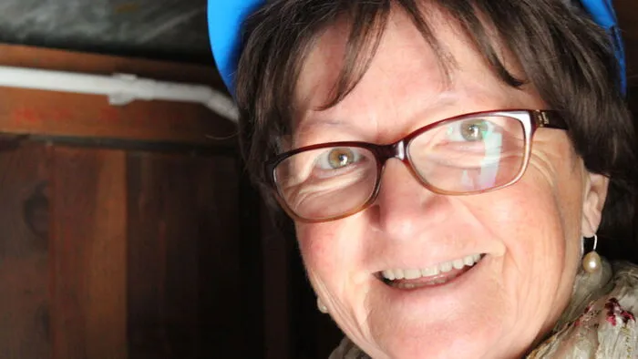 Anna Kordež (69), Pensionistin: Ich lebe allein, treffe aber beim Einkaufen zum Glück Bekannte, mit denen ich mich auf Distanz unterhalten kann. Ich habe beschlossen, Nachrichten nur mehr einmal im Tag zu hören. In der restlichen Zeit höre ich Musik oder lese ein Buch, um mich abzulenken und auch zu beruhigen, denn ich habe Angst, dass uns dieser Zustand für einen längeren Zeitraum droht.