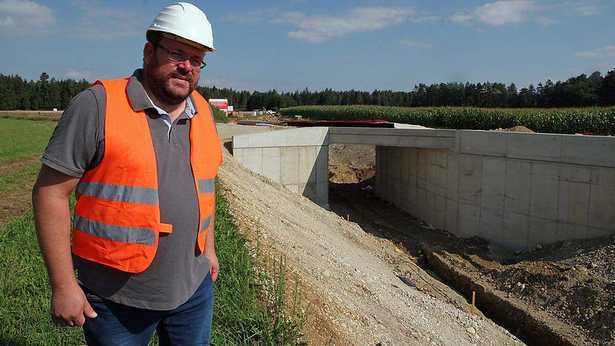 ÖBB-Pressesprecher Christoph Posch bei der Baustellenbesichtigung in Tscherberg 