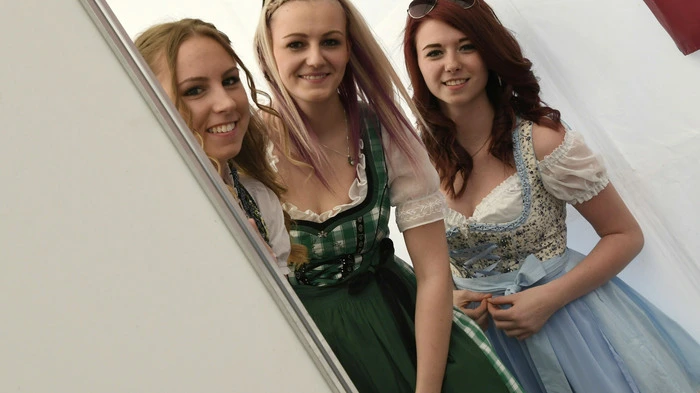 Blick in die Umkleidekabine. Auch neugierige Fotografen durften anfangs nicht mehr sehen. Steinbock Mode kleidete die Models der HLW in fesche Trachten. Optik Nagl sorgte für coole Sonnenbrillen.