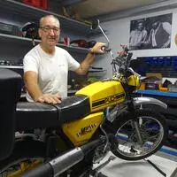Volker Höfer mit seiner Puch M50 Cross, in der Werkstatt hängt natürlich ein Bild von Bud Spencer und Terence Hill