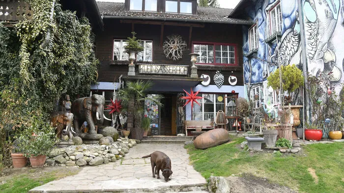 Zeigt sich innen und außen in neuer voller Pracht: Der Kleinsasserhof, hoch über dem Spittaler Talboden. Weithin bekannt für seine Eigenart und die hervorragende Küche.