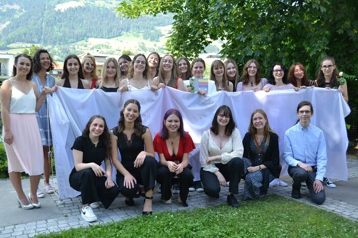 Weiter geht es mit dem BORG Lienz. In zwei Klassen wurde maturiert. Die Schule ließ uns das Bild der mit "weißen Fahne" ausgezeichneten 8B (Kunstzweigklasse) zukommen: Luisa Amort, Alina Bergmann, Anna Bernsteiner, Tais Criucicova, Laura Egger, Emanuel Kleine, Johanna Korber, Emma Köstl, Carolin Morgenstern, Kristina Neumayr, Fiona Oberzaucher, Lorena Ortner, Hannah Petschenig, Anna Peuckert, Tabea Pitterl, Alina Platter, Jessica Senfter, Eva Tabernig, Veronika Troyer, Serena  Volpato, Laura Wadlegger, Celina Zabernig